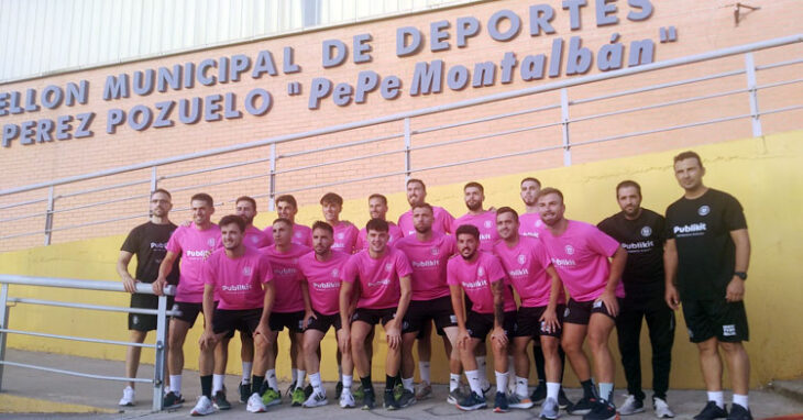 Los jugadores rojillos posando antes de empezar a entrenar. Foto: CD Bujalance FS