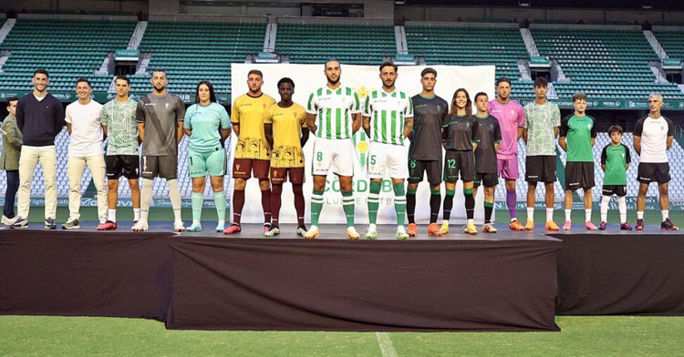 La estampa de las equipaciones 2023-24, que no llegaron a tiempo para el debut. Inaudito. Foto: CCF