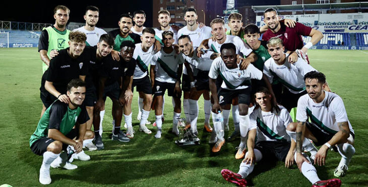 La plantilla del Córdoba celebrando su victoria en el Ciudad de Linares.