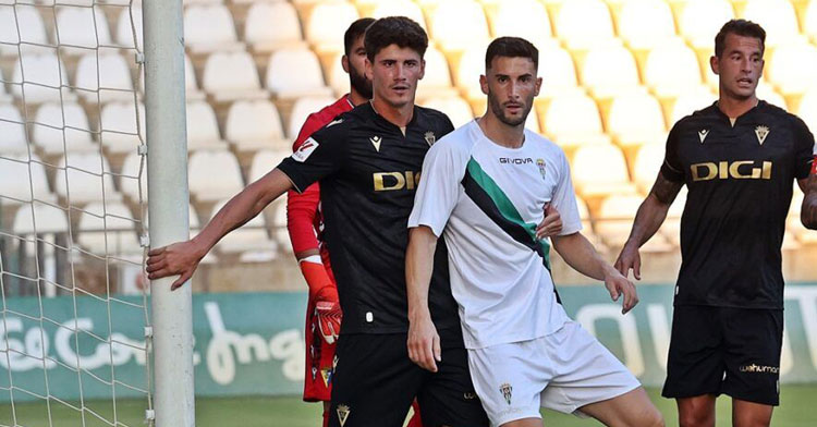 Carlos García, a la izquierda, en el amistoso Córdoba-Cádiz de hace unas semanas. Foto: CCF