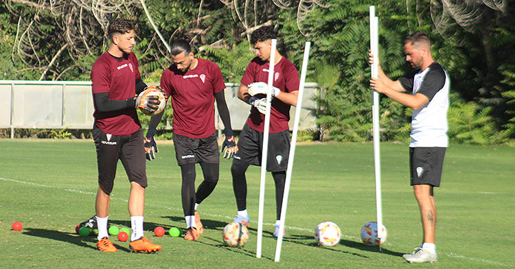Carlos Marín, Lluis Tarrés y Eric Ruiz junto al nuevo entrenador de porteros Fabián Fernández.