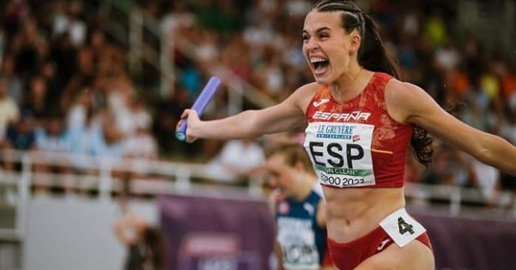 Carmen Avilés entrando en meta con el testigo