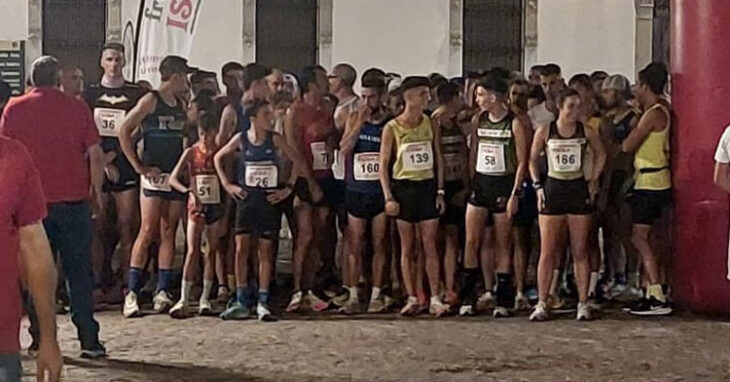 Los corredores listos para salir en Hinojosa. Foto: Club Trotasierra