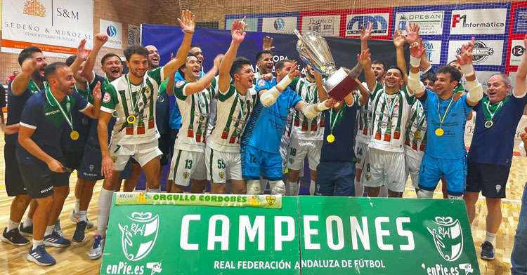 Los jugadores blanquiverdes posan con la Copa. Foto: RFAF