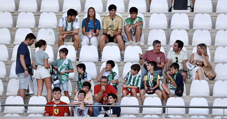 Aficionados del Córdoba en el primer duelo ante el Ibiza. Foto: CCF