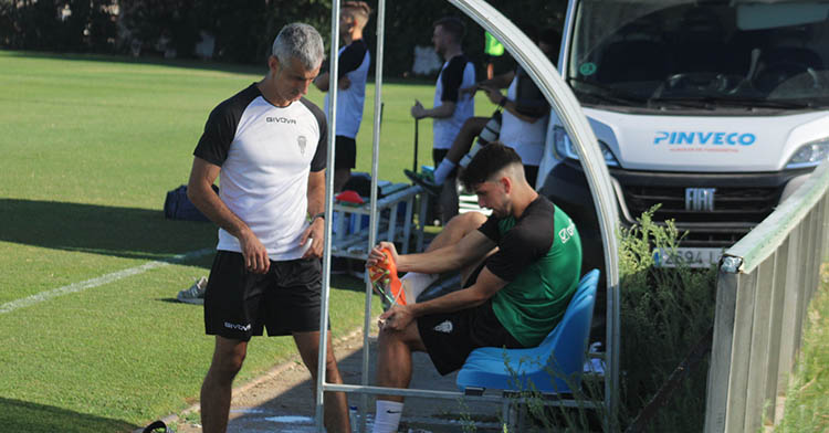 Cristian Delgado quitándose las botas de tacos junto al doctor Bretones.