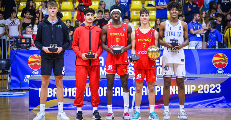 Guillermo del Pino, segundo por la derecha, con sus trofeos individuales. Foto: FIBA