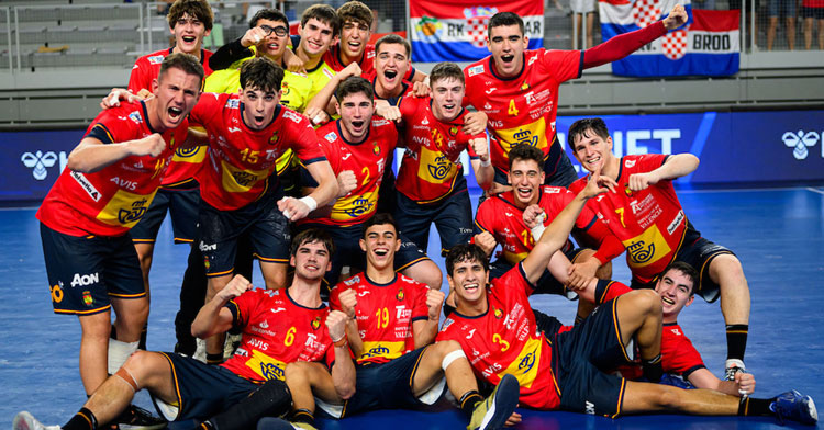 La alegría de los juveniles españoles tras ganar la final. Foto: RFEBM