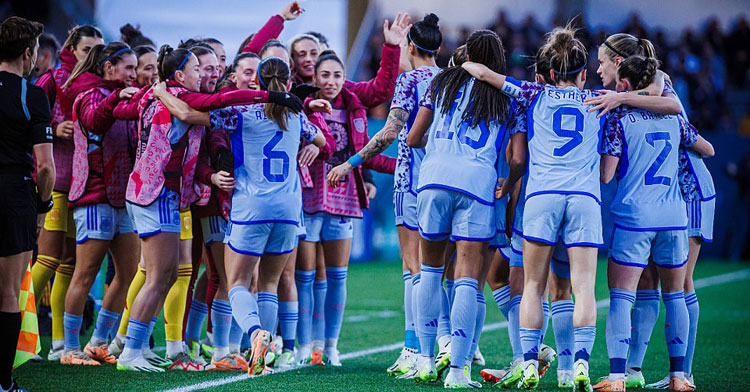 La alegría de España junto a las integrantes del banquillo. Foto: RFEF