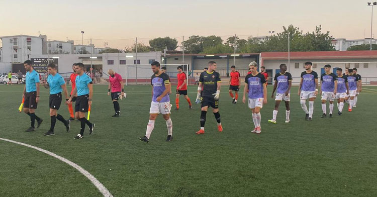 Espeleño y Palma del Río saltando al campo. Foto: Atlético Espeleño