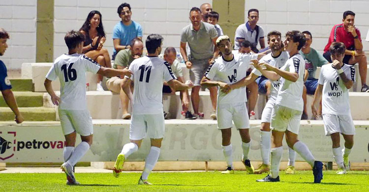 Los jugadores blanquillos celebrando el tanto de Zara. Foto: CD Pozoblanco