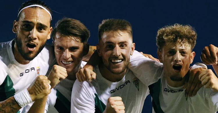 Antonio Casas celebrando su gol y la victoria Mérida junto a Gudelj, Simo y Álex Sala.