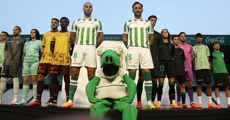 Gudelj y Adri Castellano lucen la primera equipación, con Adilson y Casas portando la tercera a la izquierda y la segunda a la derecha con los chavales de las categorías inferiores.