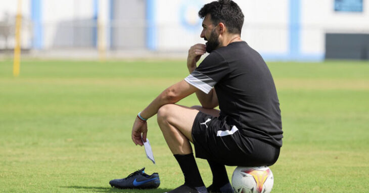 Guillermo Fernández Romo, meditabundo durante un entrenamiento. Foto: UD Ibiza