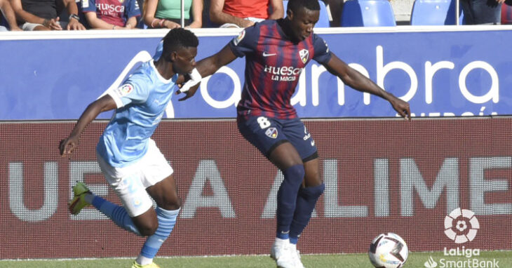 Soko, en la imagen con la camiseta del Huesca y jugando contra el Ibiza, es el último fichaje por ahora de los ibicencos. Foto: LaLiga