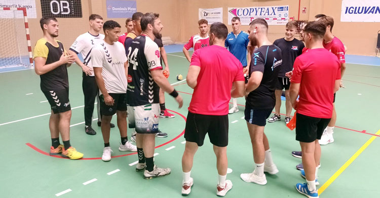 Los jugadores del Cajasur hablando entre ellos en el entrenamiento. Foto: CBM