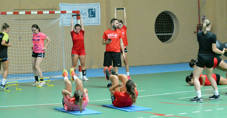 Benito Puerto supervisando los ejercicios de sus pupilas. Foto: CBM