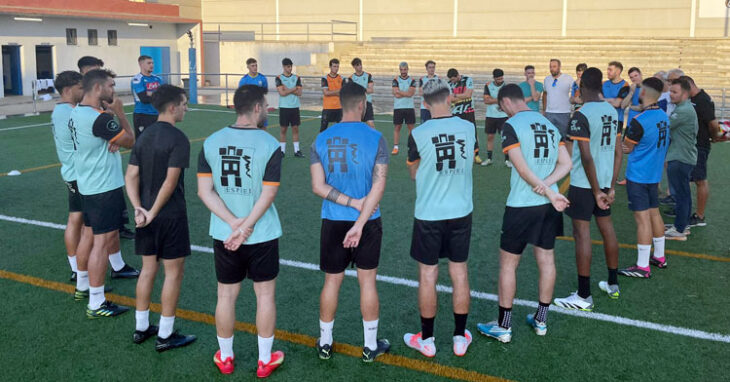 Los jugadores rojillos en el corro inicial de la pretemporada. Foto: Atlético Espeleño