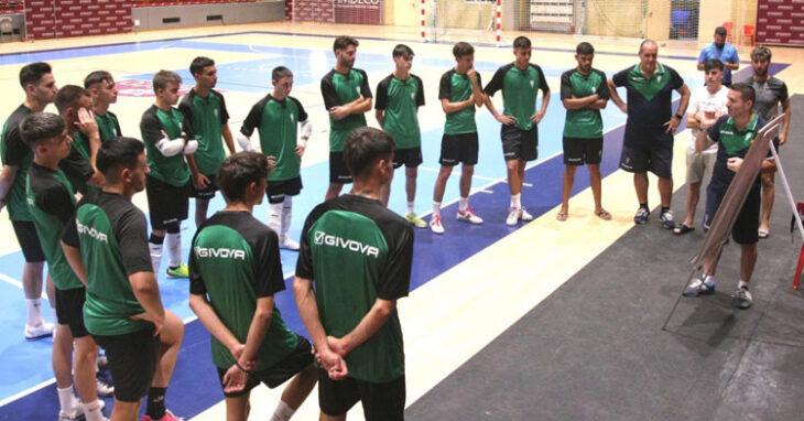 Lolo Vinos hablando a sus chicos en el primer entrenamiento. Foto: Córdoba Futsal