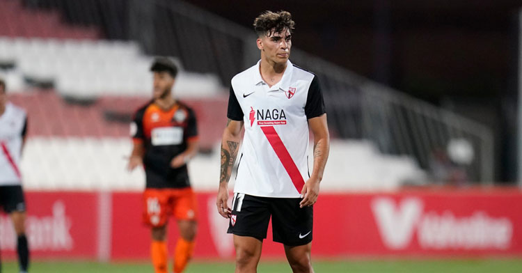 Isaac Romero jugando con el Sevilla.
