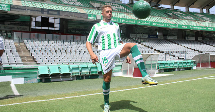Isma Ruiz gustándose con el balón y la nueva equipación pese a los 40 grados que soplaban por El Arcángel.