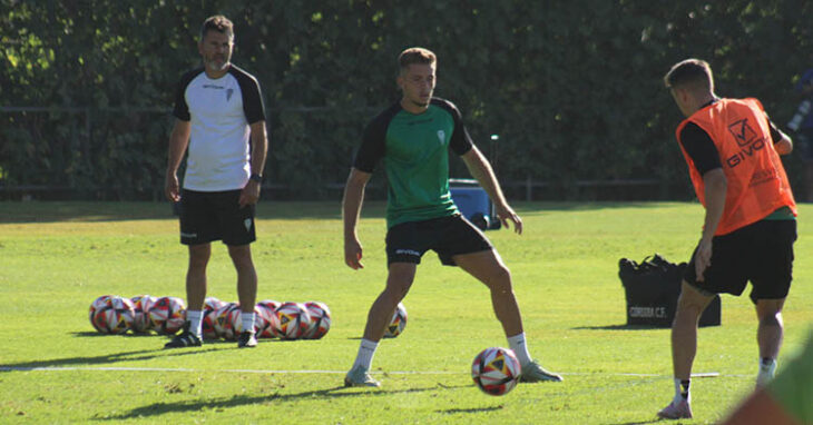 Iván Ania observando las evoluciones de Isma Ruiz