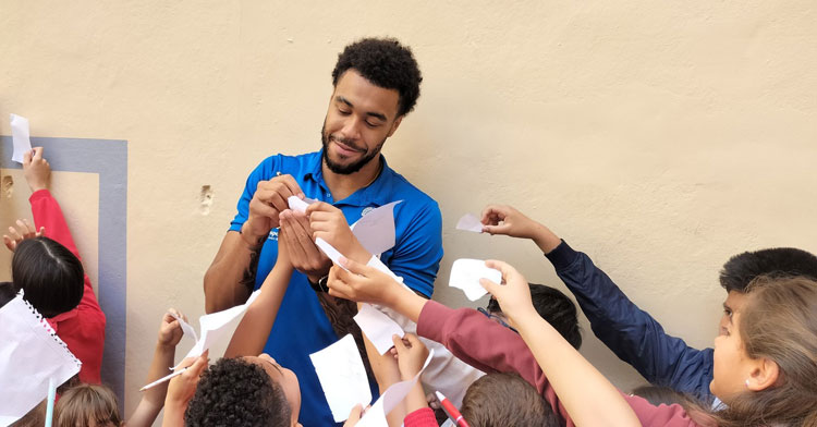 Ismael Tamba firmando autógrafos a unos escolares. Foto; @BahiaSanAgustin
