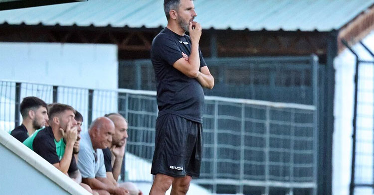 Iván Ania siguiendo las evoluciones de sus jugadores en Antequera. Foto: CCF