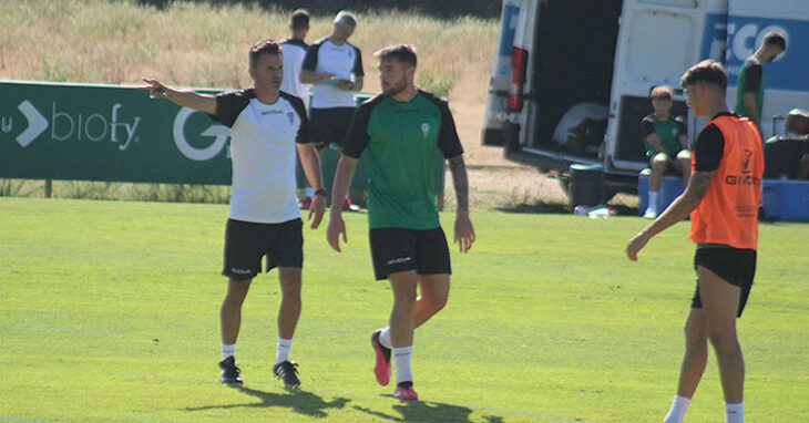 Iván Ania dando instrucciones a Antonio Casas y Álex Sala.