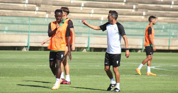 Iván Ania dando instrucciones a Diarra.