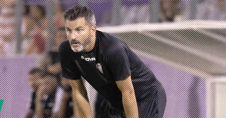 Iván Ania siguiendo el juego en La Nueva Victoria.