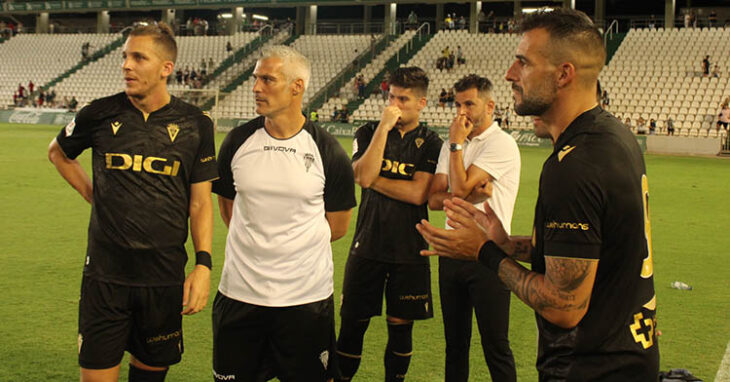 Iván Ania al fondo con los dos hermanos Negredo en primer plano.