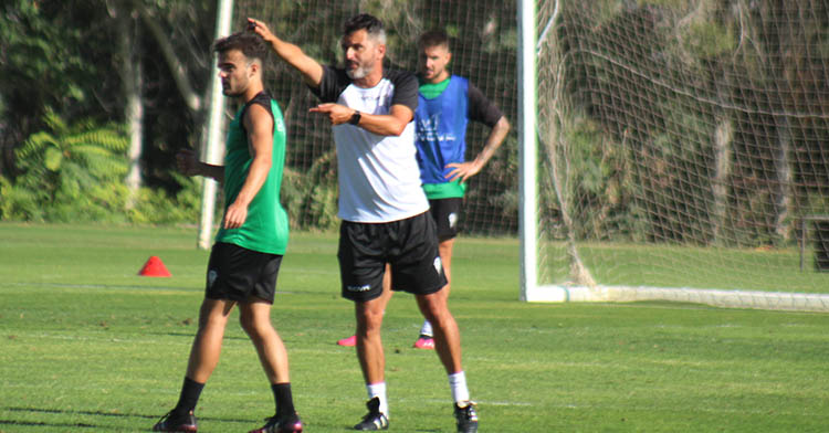 Iván Ania haciendo indicaciones con el malagueño Paco Fernández junto a él.