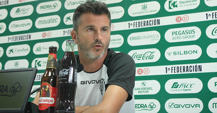 Iván Ania atendiendo a los medios en su comparecencia de este mediodía.