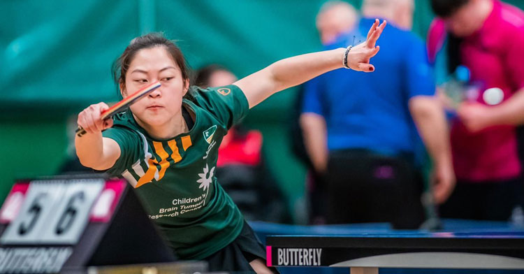 Jiaqi Meng devolviendo una pelota algo forzada