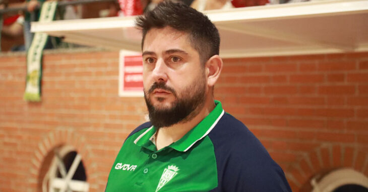 Josan González, técnico blanquiverde. Foto: Edu Luque / Córdoba Futsal