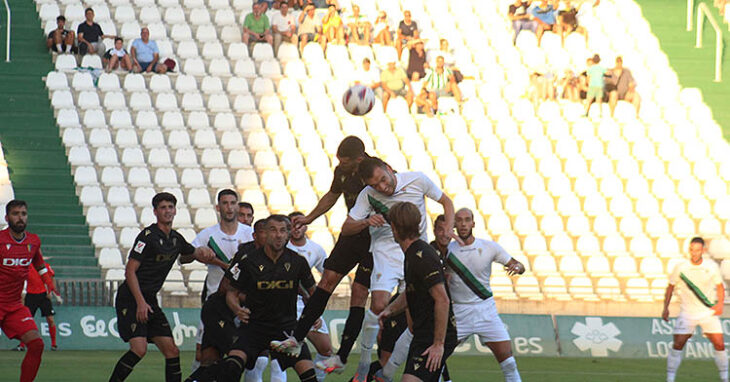 Adrián Lapeña entrando al remate en el partido ante el Cádiz.