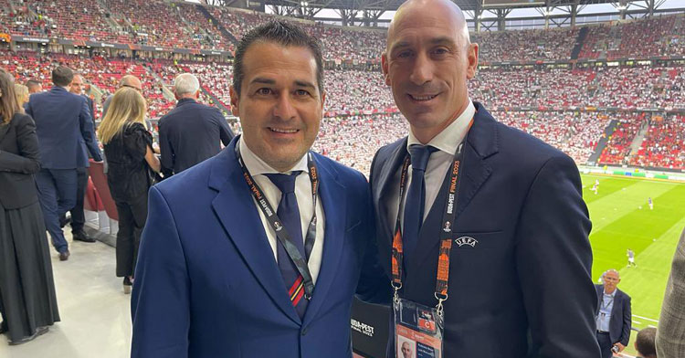 Pablo Lozano junto a Luis Rubiales en la pasada final de la Europa League de Budapest. Foto: RFAF