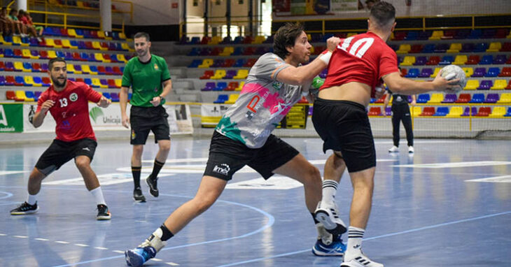 Luisfe Jiménez cerrando a un jugador del Antequera.