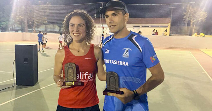 Rocío Marqués y Jesús Alguacil con sus trofeos en Monturque. Foto: Club Trotasierra