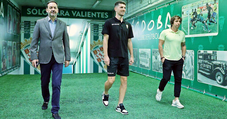 Fernández Monterrubio y Raúl Cámara acompañando a Alberto Toril, último fichaje presentado del Córdoba. Foto: CCF