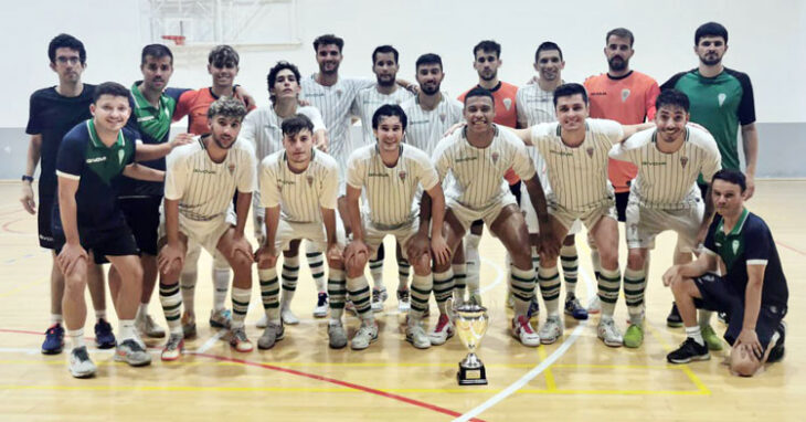 Los jugadores del Córdoba Patrimonio posando con el trofeo. Foto: Córdoba Futsal