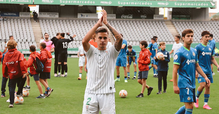 Rafa Castillo aplaudiendo a la afición en El Arcángel. Foto: CCF