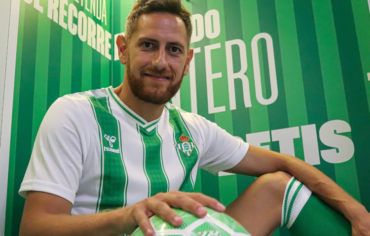 Rafa López posando con la elástica de las 13 barras el día de su presentación. Foto: Real Betis Futsal