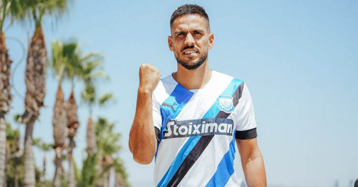 Recio mostrando su puño en uno de los doce partidos que jugó en el Apollon Limasol chipriota.