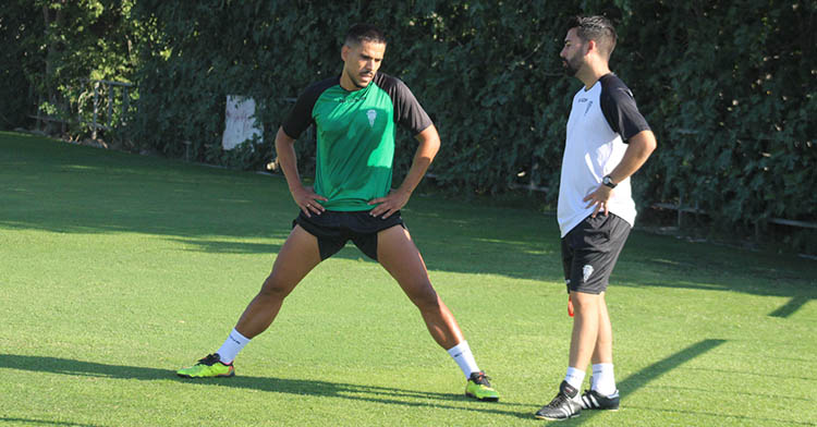 Recio estirando junto a edu Gavilán.