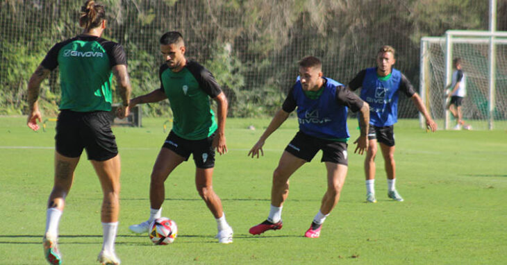 Recio controlando el balón ante Gudelj con Antonio Casas y Isma Ruiz al fondo.