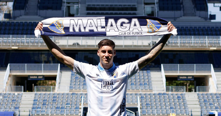 Roberto Fernández luciendo los colores malacitanos. Foto: Málaga CF