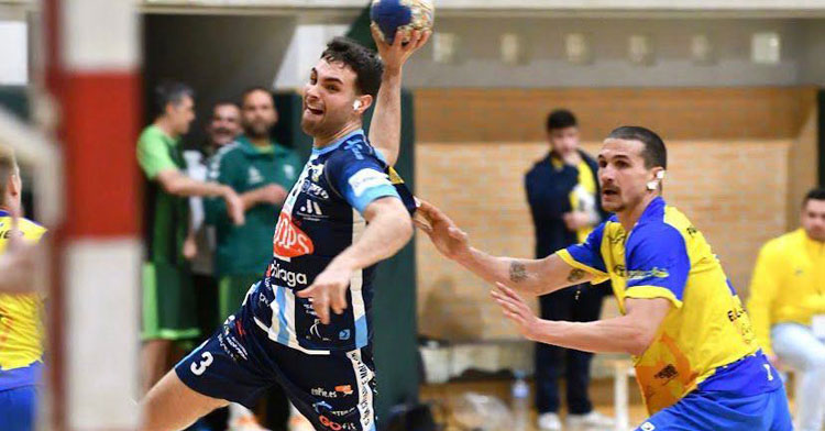 Roberto Muñoz lanzando a portería. Foto cedida por el jugador al CBM
