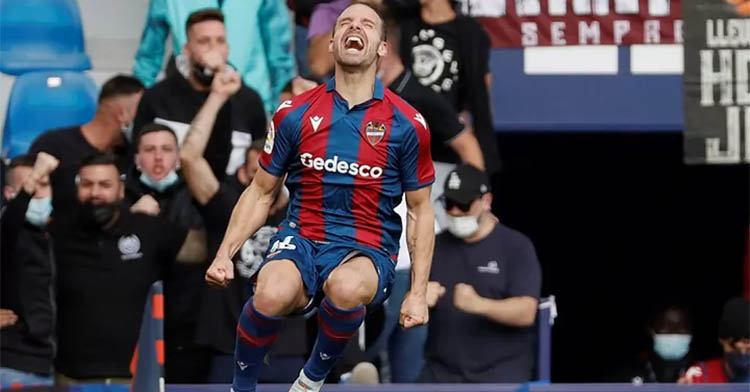 Roberto Soldado celebrando uno de sus dos únicos goles con el Levante la pasada campaña.